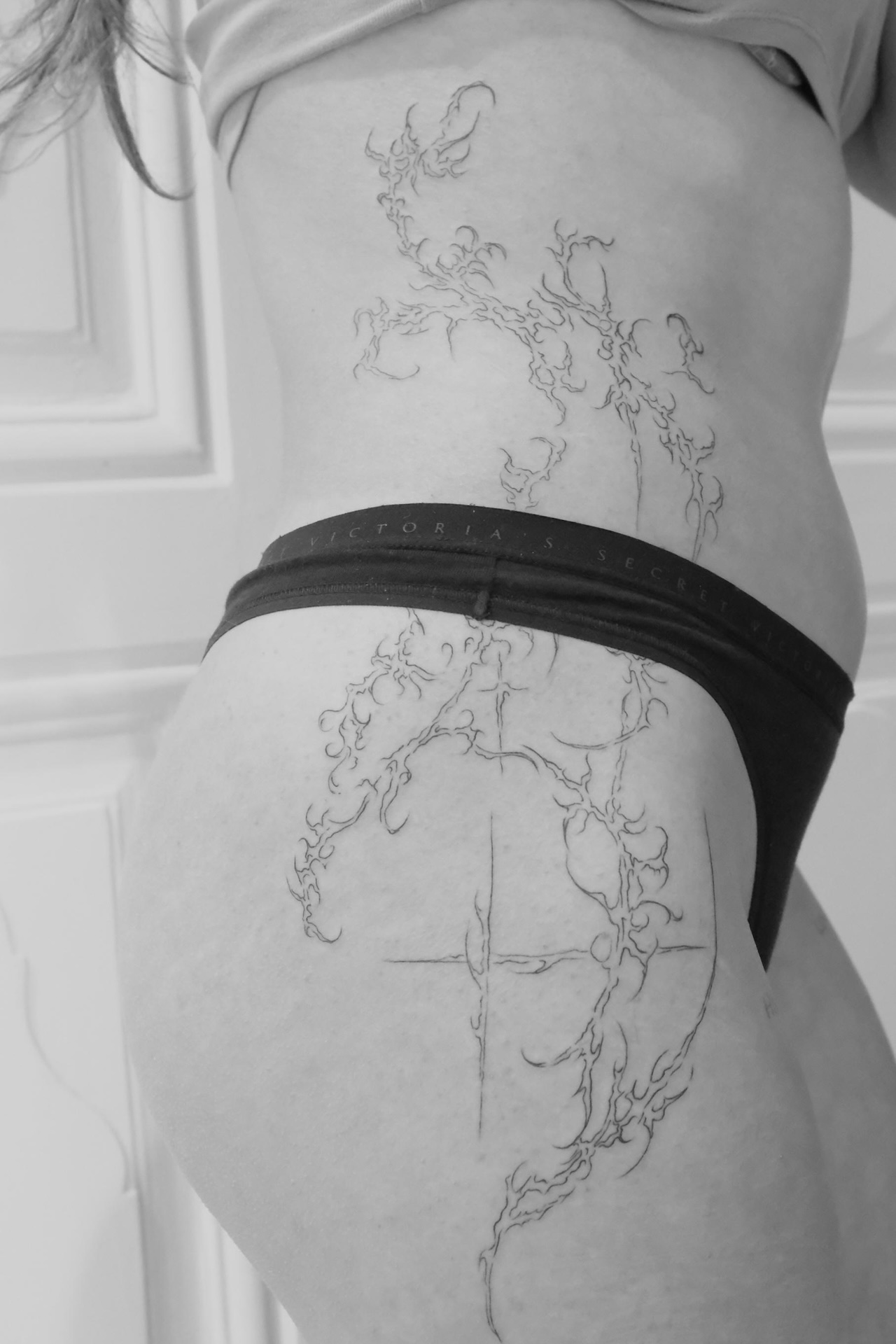 Blackwork, Fineline und Oldschool Tattoos von Mary